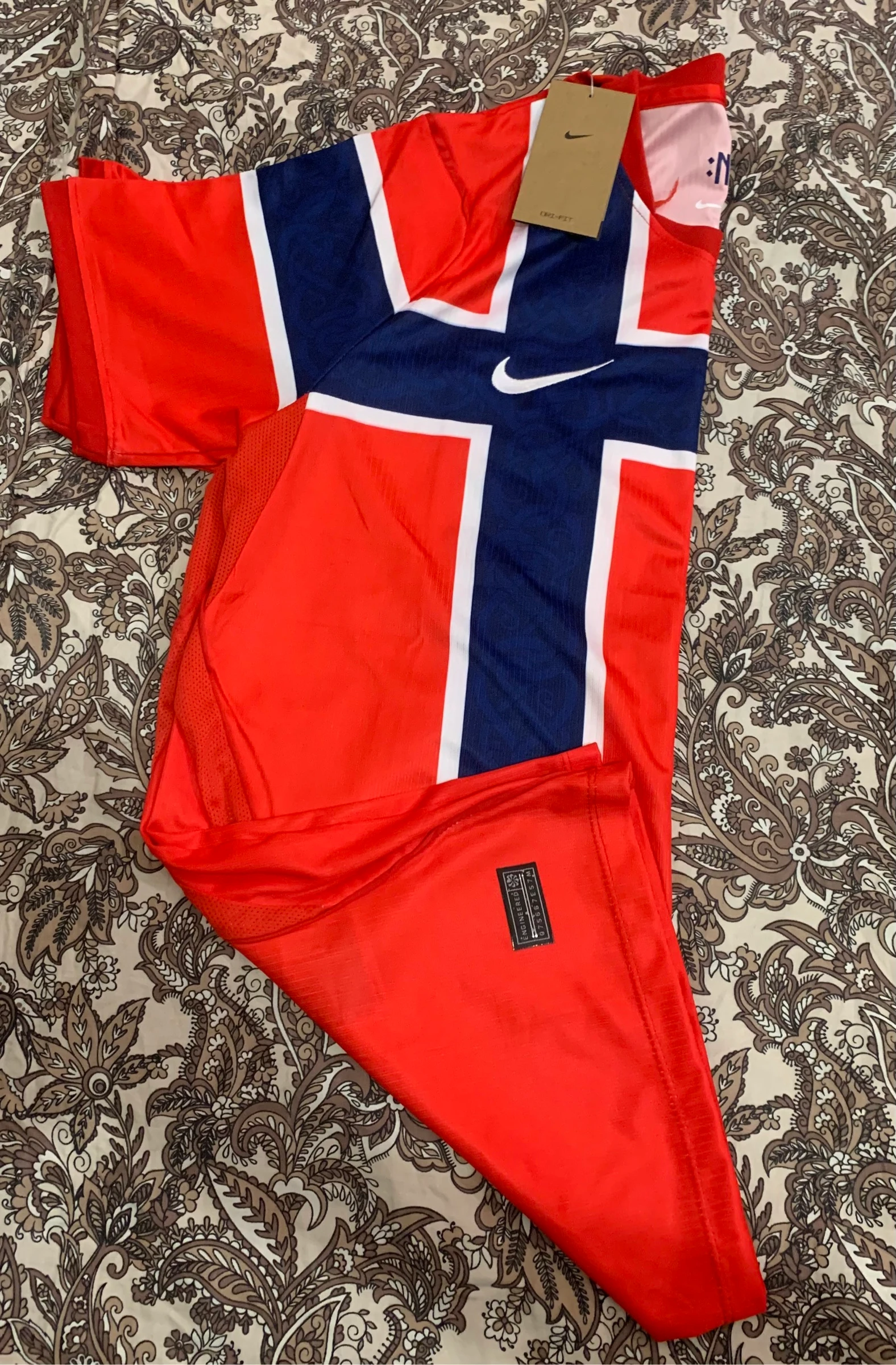 maillot rouge de Norvège pour le foutre ou pour le quotidien elle est très bonne qualité